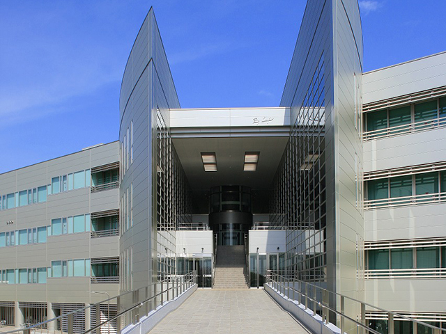 BigLeaf：ガラスが多用され、明るく斬新なデザインの校舎。建物の中心が上空から見ると、葉の形をしていることから名付けられました。
