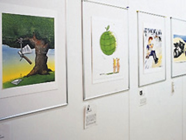 カートゥーンギャラリーでは、学生作品のほかに、 プロの作家によるマンガ作品が展示されています。