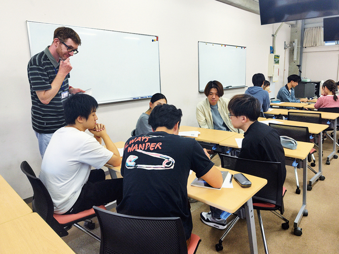 【PASEO】中部大学の姉妹校であるオハイオ大学から認定されている5人の外国人講師陣が担当する、中部大学独自の英語教育プログラムが開講されています。