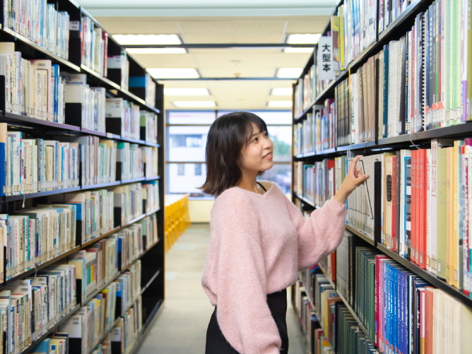 ■図書館：読書や自習に集中できる個別ブースもあり、調べ物やメールなど、本とWebを連動させた効果的な学びができます。