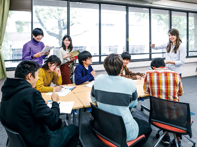 【英語LL教室】SIルーム（語学専用自習室）には外国語学習を支援する学習環境を整備し、LL教室も完備。