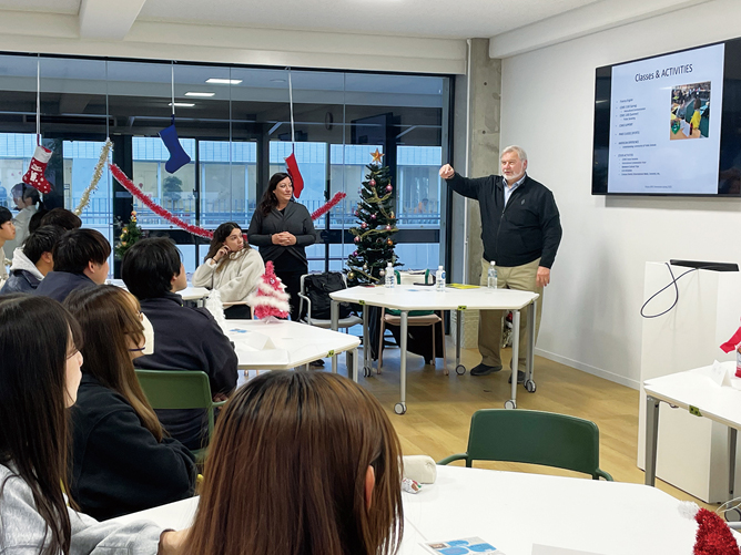 【Glocal Seminar Room】台形の机と色とりどりのいすを備え、外国語に触れながら自習や交流ができる語学自習エリア。