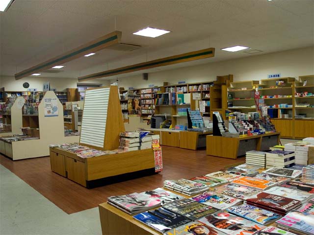 ブックセンター（紀伊國屋書店）。教科書から話題の新刊、雑誌までそろう便利な書店。学生は5～10％割引。