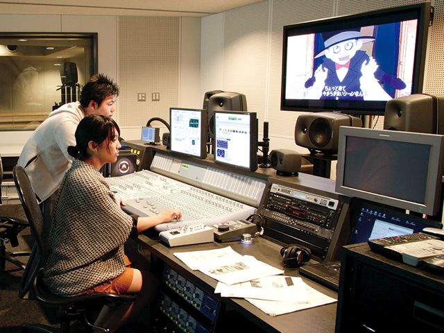 アニメーション学科音響スタジオ：最新の機材がそろっており、効果音制作や音響演出について学ぶことができます。
