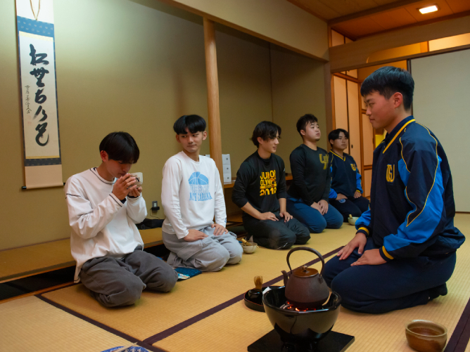 ■尚徳庵（茶室）：和室作法室にあり、茶室特有の小さな入り口が特徴。茶道部だけでなく授業でも使用し、茶道を通して日本の心を学びます。