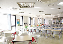 学生食堂（短期大学と共用）：カフェテリア風の食堂で、みんなの憩いの場となっています。昼休みは多くの学生で賑わいます