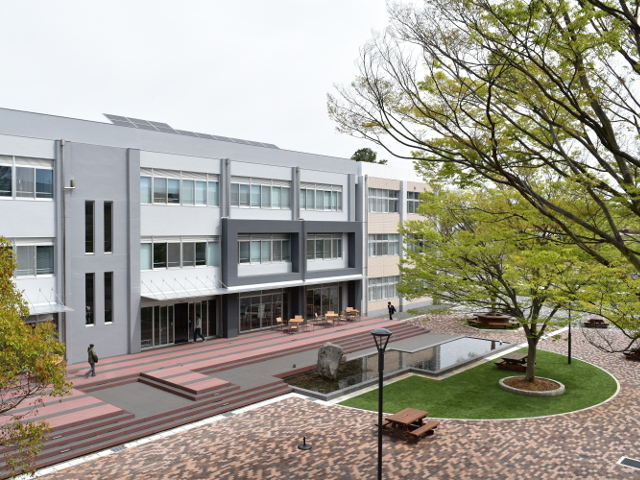 学生、教職員の「交流エリア」として大学の中央に位置するパブリックスペースを教育交流館の改修に合わせて整備しました。