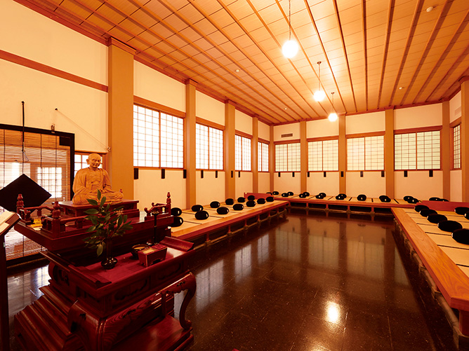【坐禅堂（日進キャンパス）】大学の施設としては国内最初の正式な坐禅堂。毎月の「参禅会」(参加費無料)では「禅」を気軽に体験できます。