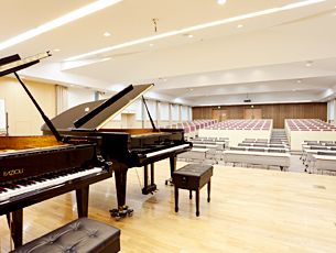 イタリア・ファツィオリ社製のピアノを備える「音楽ホール（以徳館M201）」