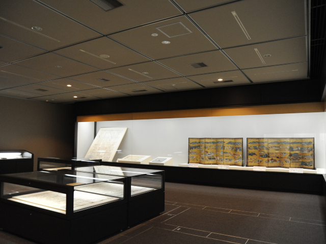 【博物館】重要文化財10点を含む、約12,000点もの貴重な史・資料を所蔵する博物館では、年4回の企画展と年1回の特別展を開催。地域の方々にも広く公開しています。