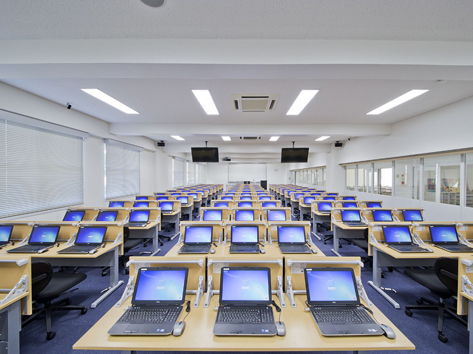 通常授業時でも使用できるよう天板が開きノートパソコンを収納した机となっています。授業がない時間は研究やレポート作成など学生が自由に利用できるよう開放しています。