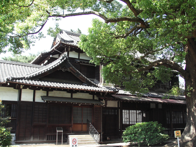 【パレス】もとは久邇宮邸本館に接続した建物で、国の重要文化財に指定されています。