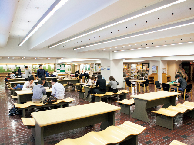 【学生ホール（神田キャンパス）】友だちと待ち合わせたり、集まったりするのに最適な場所です。売店もカフェもすぐ近くにあります。