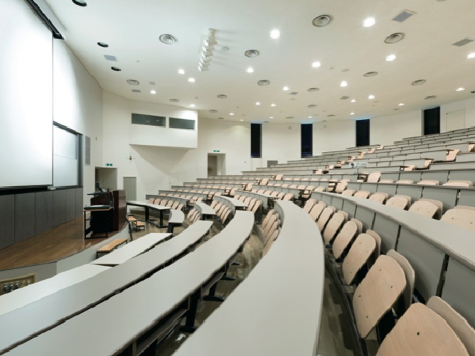 【本部棟】大講義室：300席ある広々とした円形型の講義室。授業のほか、世界的な研究者が集う国際会議やオープンキャンパスの全体説明もここで行います。
