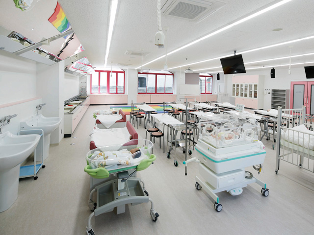 小児看護実習室（関キャンパス）：2014年に新設された看護棟内にある実習室。高度な看護実践能力を身につけていきます