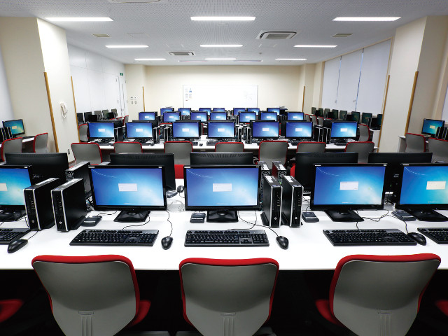 【パソコン自習室】（静岡水落キャンパス）図書館に隣接し、学生が、パソコンを活用して気兼ねなく学習や研究活動を行うことができるオープン・スペースです。