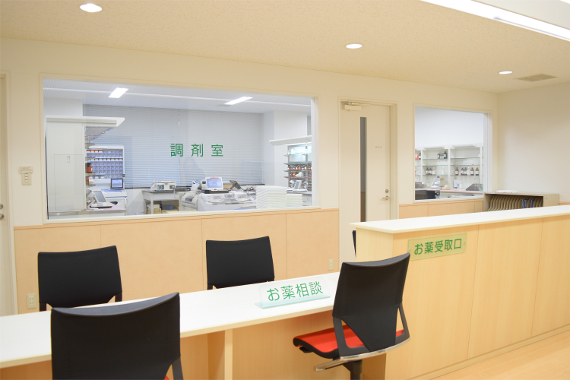 模擬薬局[小松島キャンパス]：薬剤師としての振る舞いを実践的に学ぶことができます。