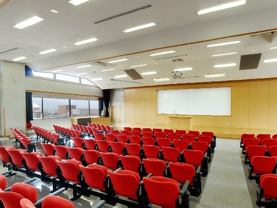 【大講義室】大画面プロジェクターを備えた ３００席の大講義室は講義だけでなく、講演会など多目的に利用されています。