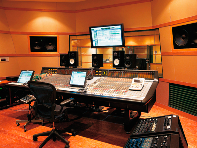 レコーディングスタジオコントロールルーム１／コンソールSSLSL4000G＋があり、あらゆるレコーディングに対応します。