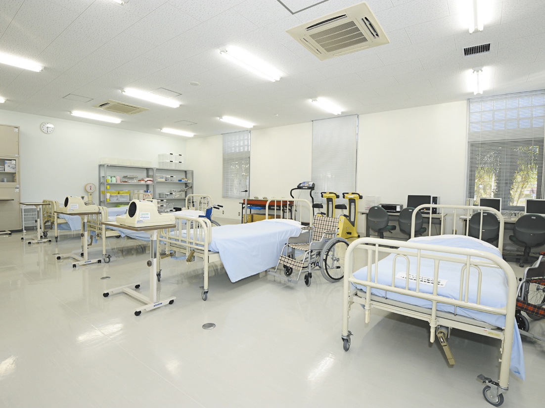 【宮崎キャンパス(1号館)】臨床栄養学実習室。ベッドや介護機器、体力測定器など、臨床に関する器具を備えた実習室。