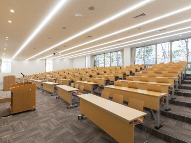 約200人収容可能な「大講義室」。最新のAV機器を備え、教育的効果の高い講義が行われます。この他にも大講義室や中・小講義室などがあります。