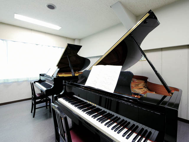 レッスン室：音楽に集中して学ぶことのできる防音装置を完備した教室。
