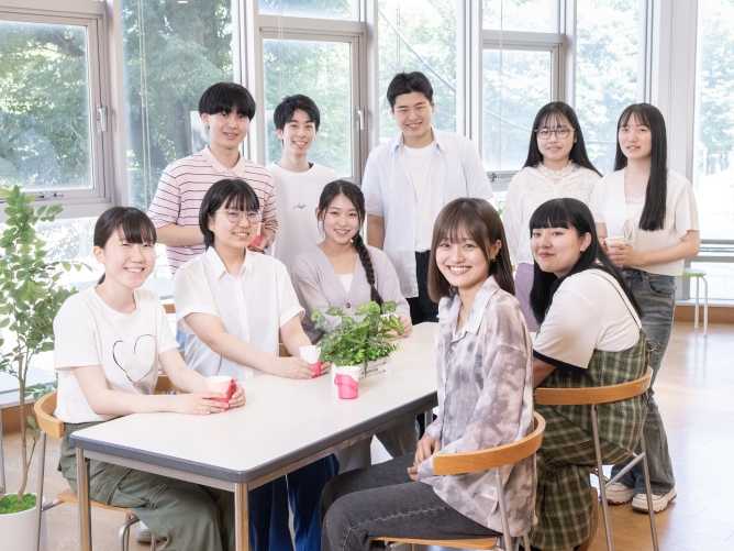 学生ホール：短大校舎への階段をあがってすぐの憩いのスペースです。