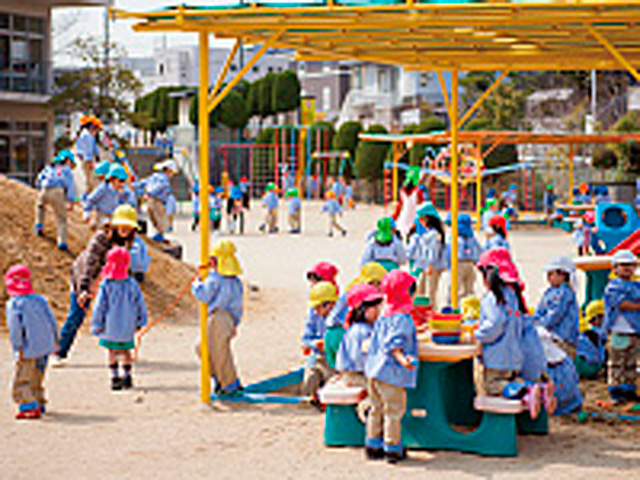 付属幼稚園：子どもたちと学生が触れ合い、保育科の１年生が初めて実習する場所です