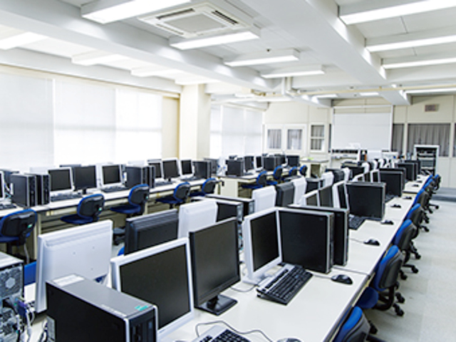 コンピュータ室／情報処理の授業などが行われる教室。試験期間になるとレポート作成のために多くの学生が集まります。
