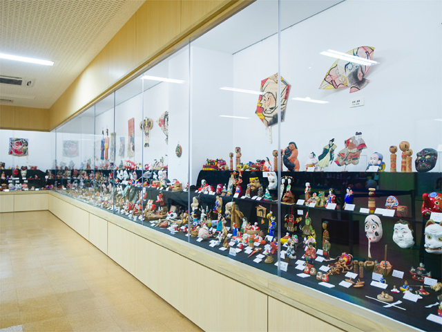 附属博物館。全国の郷土玩具約2000点を所蔵し、年間複数回の企画展示を行っています。