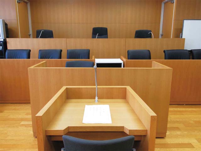 法廷教室。大阪の地方裁判所をモデルに作られています。裁判官や弁護士、検察官など学生が演じる「模擬裁判」は本物さながらの臨場感です！