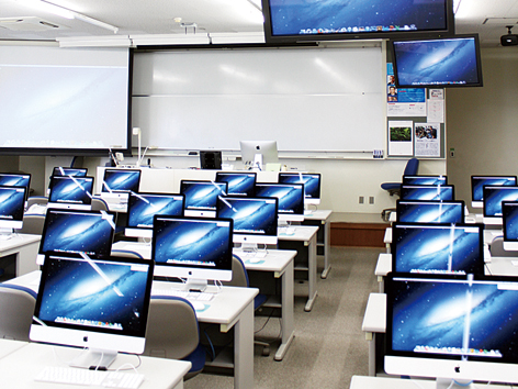 コンピュータ教室にWindowsやiMac を設置。自由に使えるコンピュータ自習室も完備。