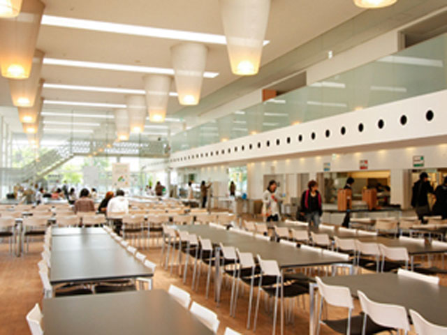 学生会館内にある食堂は明るくてオシャレ！