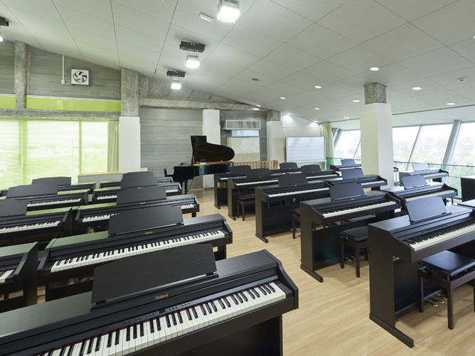 ＜子ども教育棟＞（磐田キャンパス）ピアノ練習室や音楽室、図画工作室、調理実習室など、さまざまな実習に対応できる設備棟です。