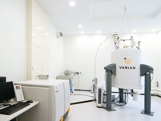 実習機器（白子キャンパス）：NMR（核磁気共鳴装置）。薬品や生薬の成分が測定できます