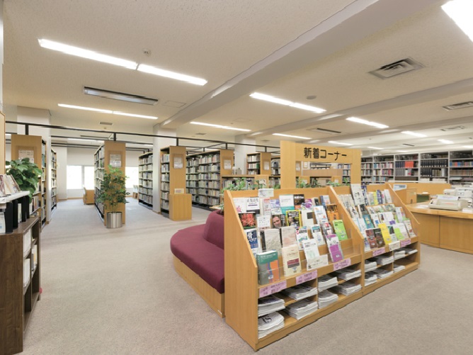 【本部棟】図書館：約44,000冊の蔵書数を誇り、講義の予習・復習、レポート作成などで多くの学生が利用しています。