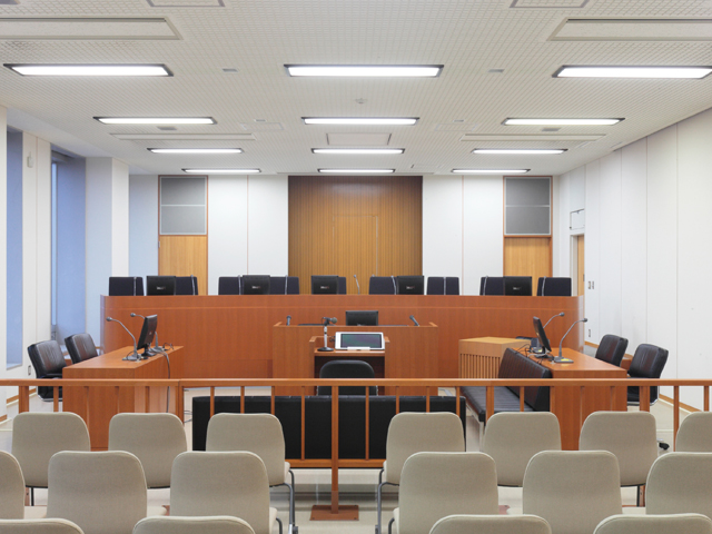 ６号館の４階にあり、東京地方裁判所をモデルにして作られた法廷教室。
