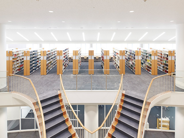 【名古屋図書館（名古屋）】東海地区の大学で初めて導入された自動書庫や、ラーニングアドバイザーの大学院生による学習サポートなど快適に利用できる環境が整っています。