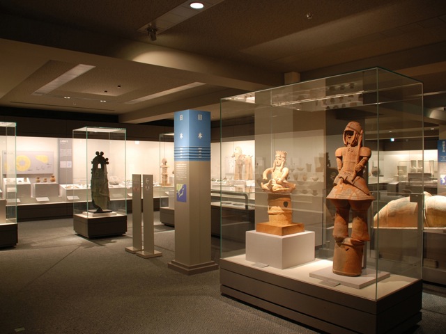 天理参考館：博物館として一般にも公開。海外民族資料3万点、日本民俗資料2万5千点、交通文化資料20万点余り、考古美術資料3万点が所蔵されています。