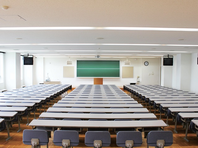 講義室：255名定員の大講義室をはじめ、全部で11室あります。