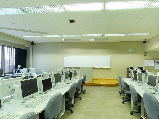 【情報処理センター】学内に６００台のパソコンを備えており、授業や個人で利用できます。