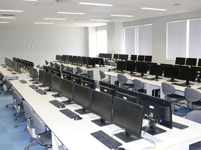 3室に分かれ180台あるパソコンを自由に利用できるコンピューター・ラボラトリー（ＣＬ1～3）
