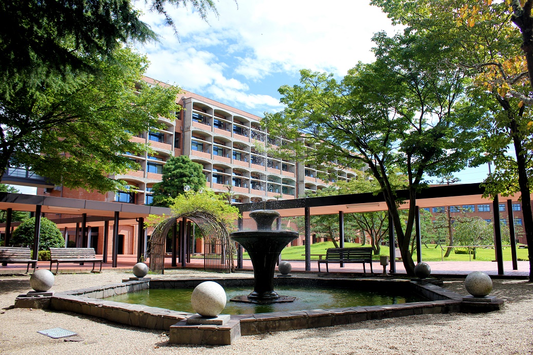本学のシンボル「建学の泉」。六角形の池と噴水は、旧東三番丁キャンパスから移設したものです。