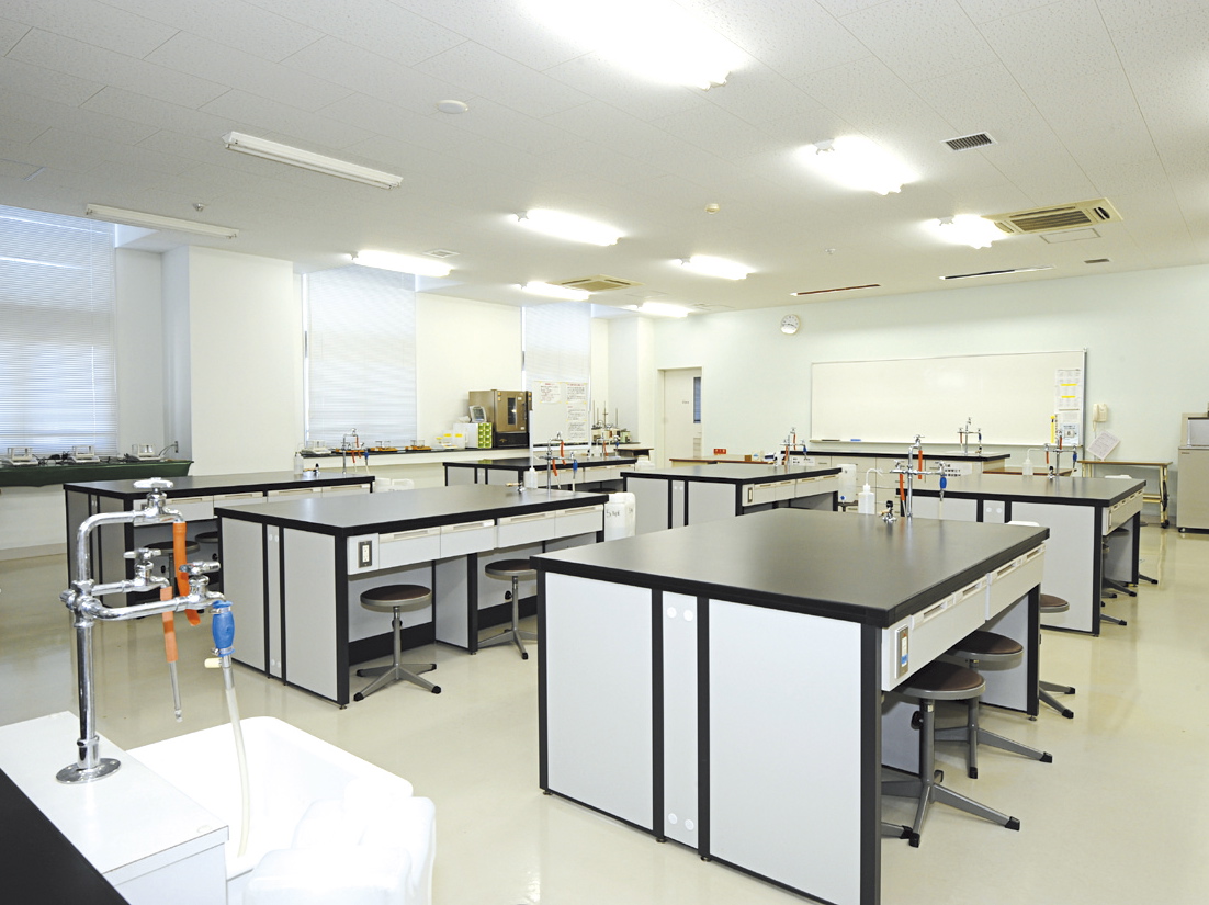 【宮崎キャンパス(1号館)】実験室1。食品開発科学科の学生が食品学実験などで使用する実験室。