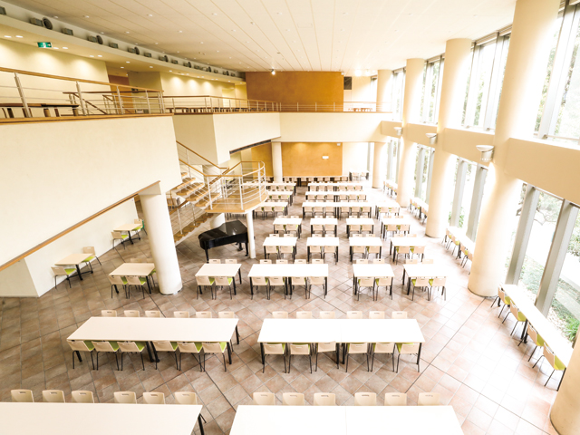 大きな窓と吹き抜けがある、南館1階のカフェテリア。ランチタイムには多くの学生でにぎわいます。開放的な空間は、学生会のイベントなどにも幅広く利用されています。