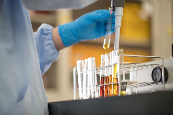 生理学実験室／食物に含まれる栄養素の役割を、実験を通して正しく理解するための施設です。細胞培養実験や遺伝子解析実験も行える本格的な設備を整えています。