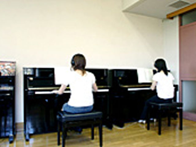 幼児教育保育科専用の「ピアノ練習室」はいつでも自由に使えます。