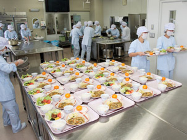  【給食管理実習室】食材と人の流れは別々となっており、病院・学校・企業等、給食施設での実際の大量調理に対応。120名分の給食を一度に調理できます。