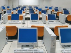 LL・PCルームには約100台のパソコンを設置。