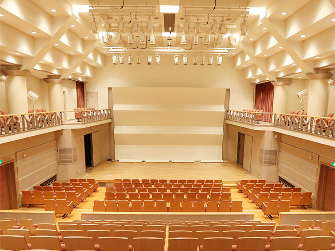 SKホール；300名収容可能なホール。本格的な音響と照明で、音楽会や演劇発表など様々な用途に活用されています。
